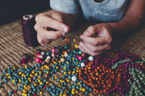 Comment choisir des bracelets en argent pour une tenue de jour élégante?