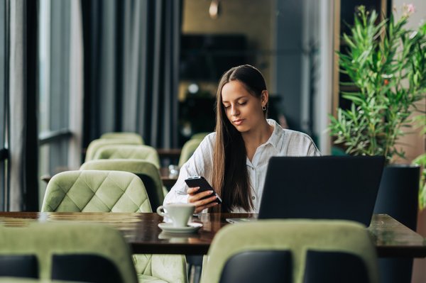 Quelles astuces pour porter des robes en satin au bureau?