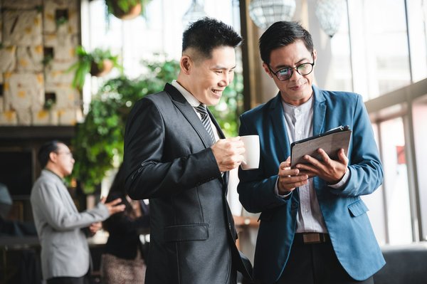 Quels conseils pour associer des bijoux en argent avec des tenues décontractées?